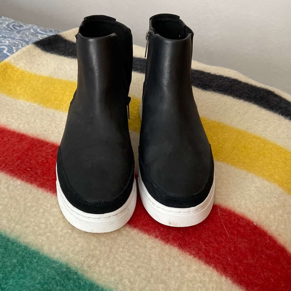 size 9M Timberland Ankle Boots.